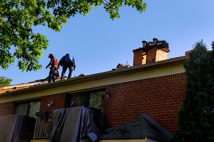 L’été, les conditions de travail dues aux canicules sont de plus en plus difficiles pour les couvreurs de toiture.