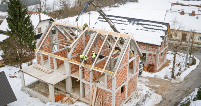 Pénurie de matériaux et hausse des prix de construction dû à l’inflation et la guerre en Ukraine.